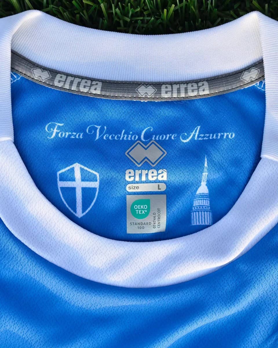 Il Novara svela la nuova maglia: azzurro, tradizione e il simbolo di San Gaudenzio