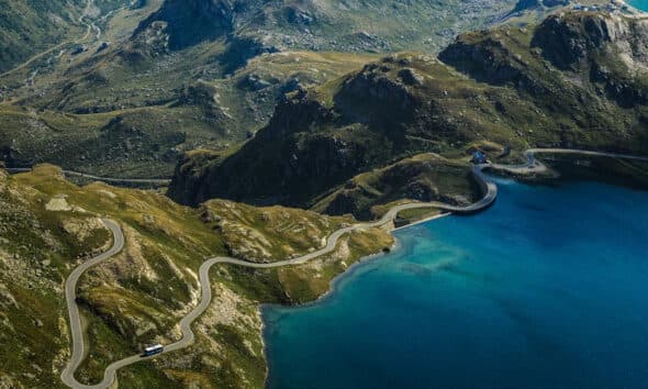 Colle del Nivolet, tornano gli accessi contingentati: traffico ridotto del 40% nel primo anno