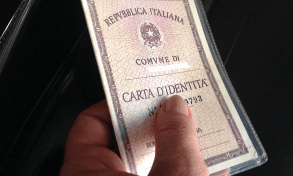 L’addio alla carta d’identità cartacea può aspettare: prorogato lo stop previsto per il 3 agosto 2026
