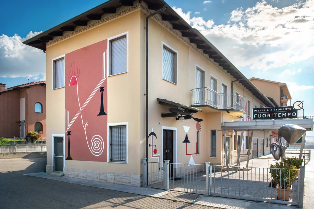 Canale, arte e nuovi orizzonti per Fuoritempo: inaugurato il murale e annunciato il trasferimento nel Roero