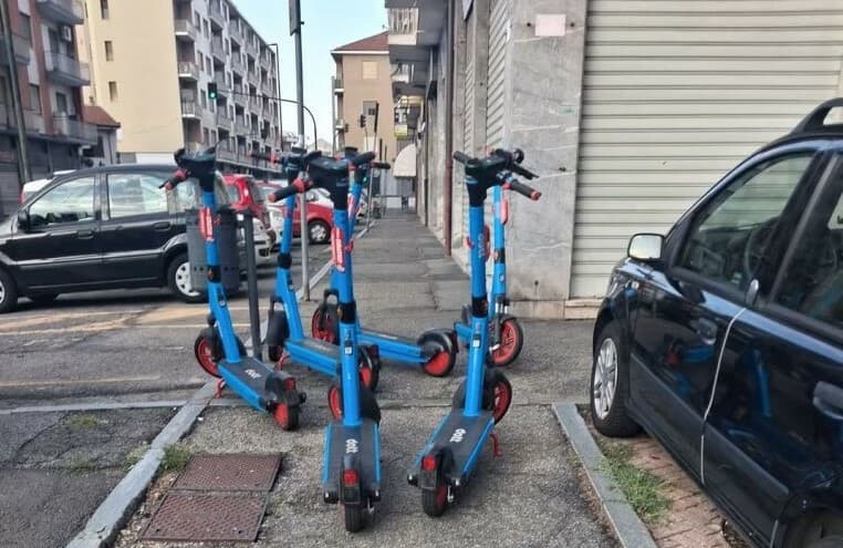 Monopattini selvaggi a Nichelino: problemi per disabili e passeggini