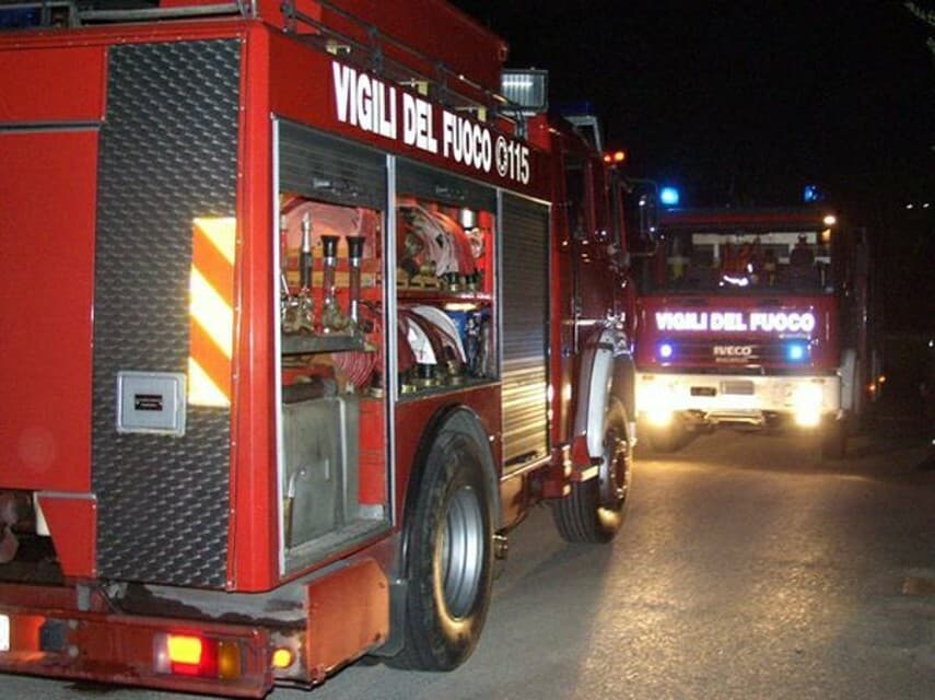 Auto in fiamme a Melle: i vigili del fuoco domano l'incendio