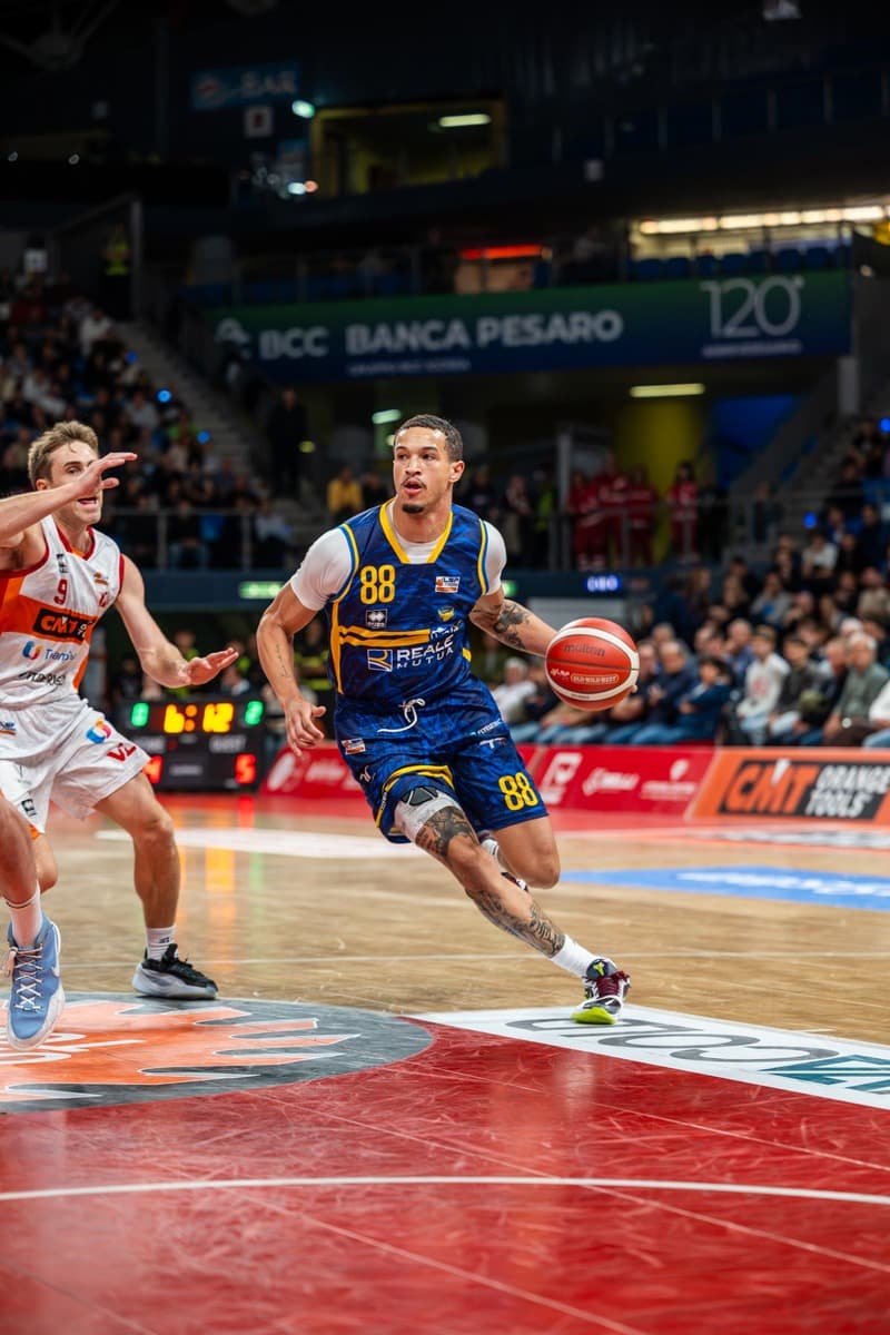 Basket, la Reale Mutua non si ferma più, sono 4 V di fila. Espugnata Pesaro