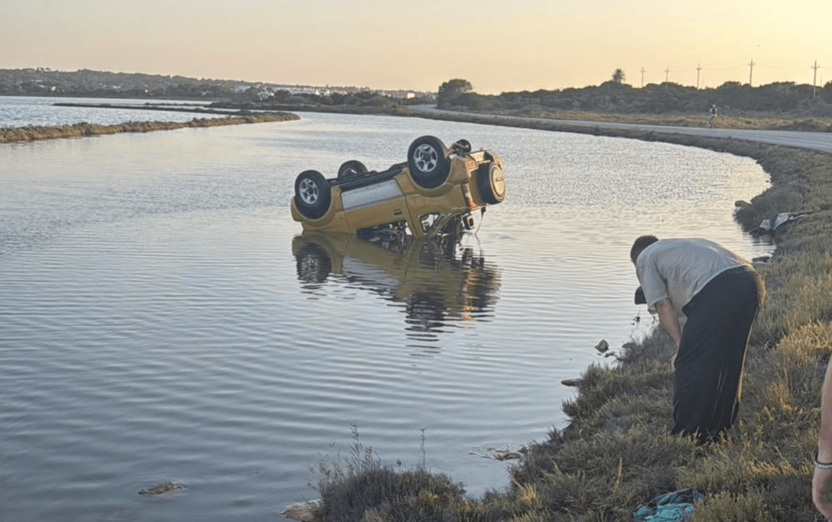 Carabinieri in vacanza a Formentera salvano il passeggero di un'auto caduta in acqua alle Saline 