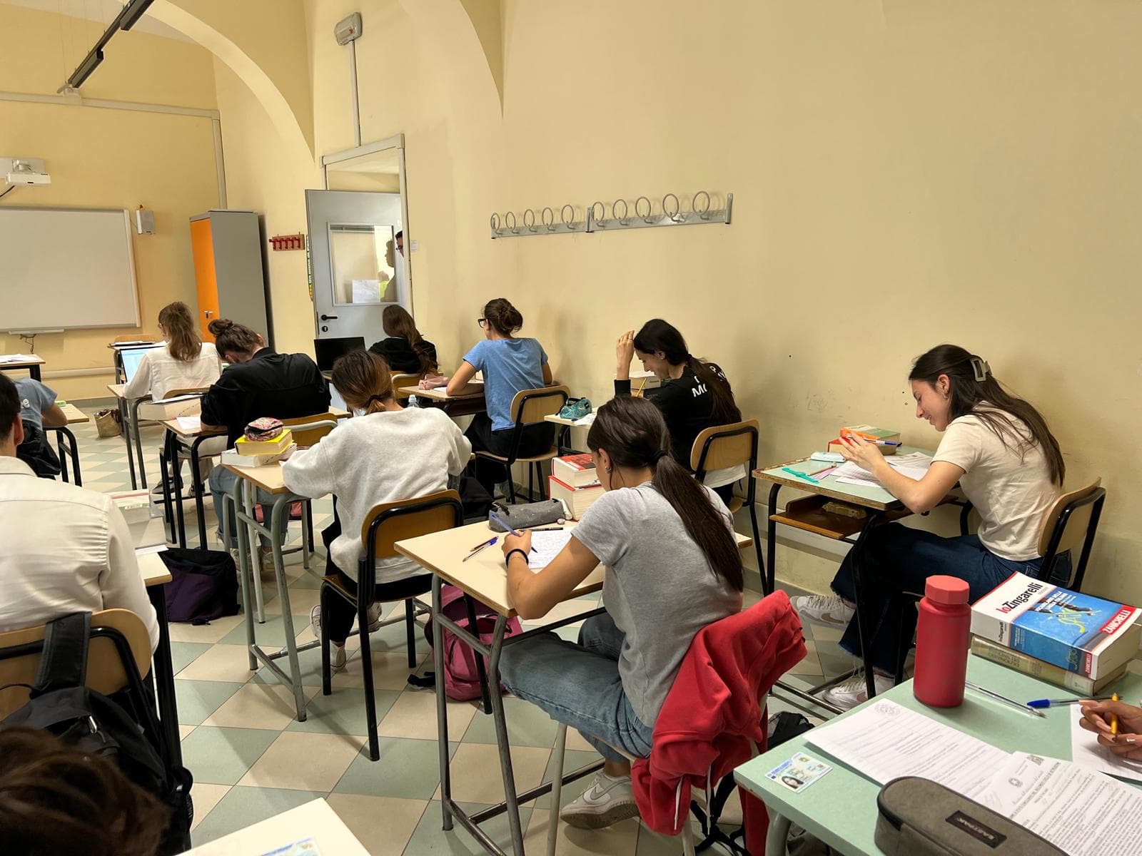 Maturità 2026, al via tra toto-autori e grandi anniversari: nei plichi si cercano il Nobel a Deledda, San Francesco e il mistero di Agatha Christie