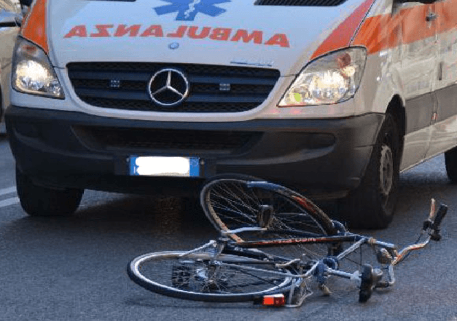 Netro, ciclista cade dalla bici e si ferisce alla testa