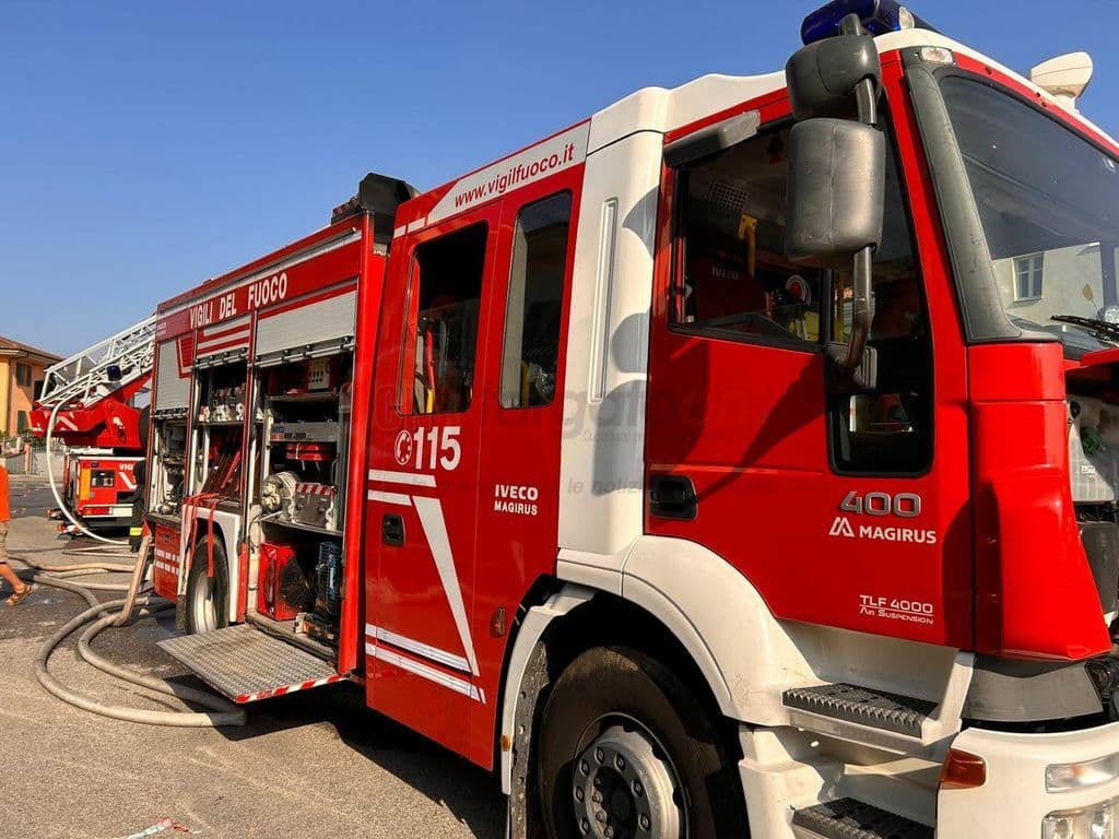 Mezzo agricolo in fiamme nelle campagne saluzzesi, vigili del fuoco al lavoro