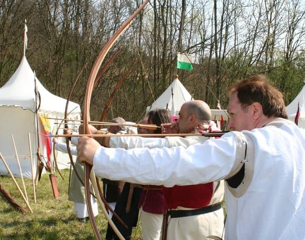 Torneo di scherma e tiro con l'arco antico: Moncalieri fa un tuffo nel Medioevo