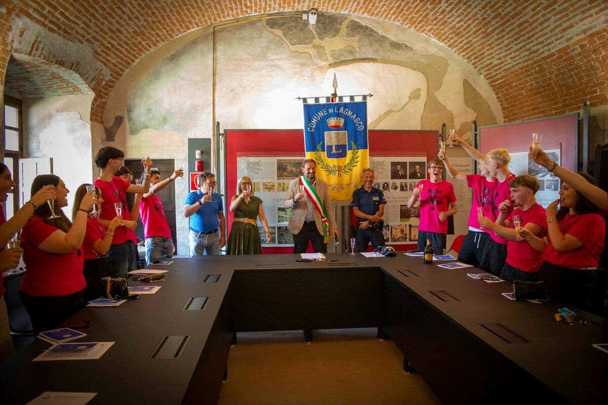 Lagnasco, al via la 'Settimana dei Coscritti' con la consegna della Costituzione ai neo maggiorenni
