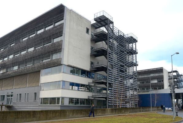 Si getta tra le auto e poi sale sul tetto dell'ospedale di Biella: soccorso un giovane dopo una delicata trattativa