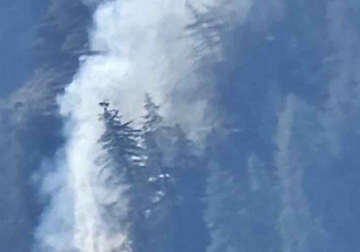 Incendio nei boschi di Elva: vigili del fuoco al lavoro in una zona impervia [FOTO]