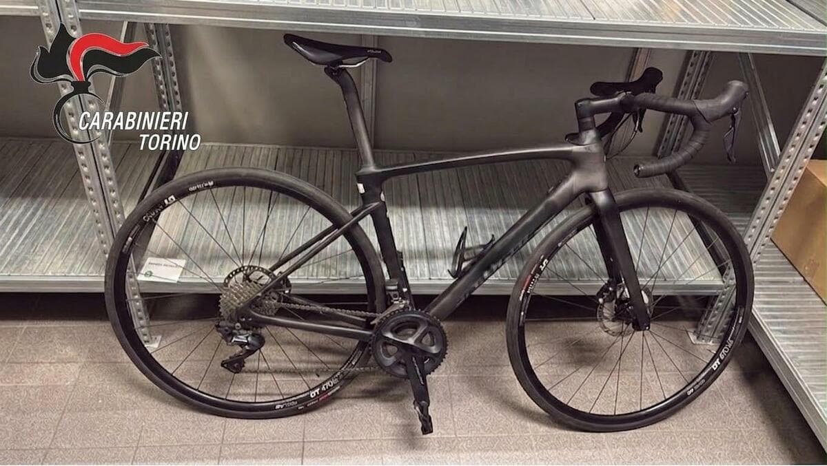 Rompono i finestrini dell'auto per rubare una bici: i carabinieri arrestano una 23enne straniera