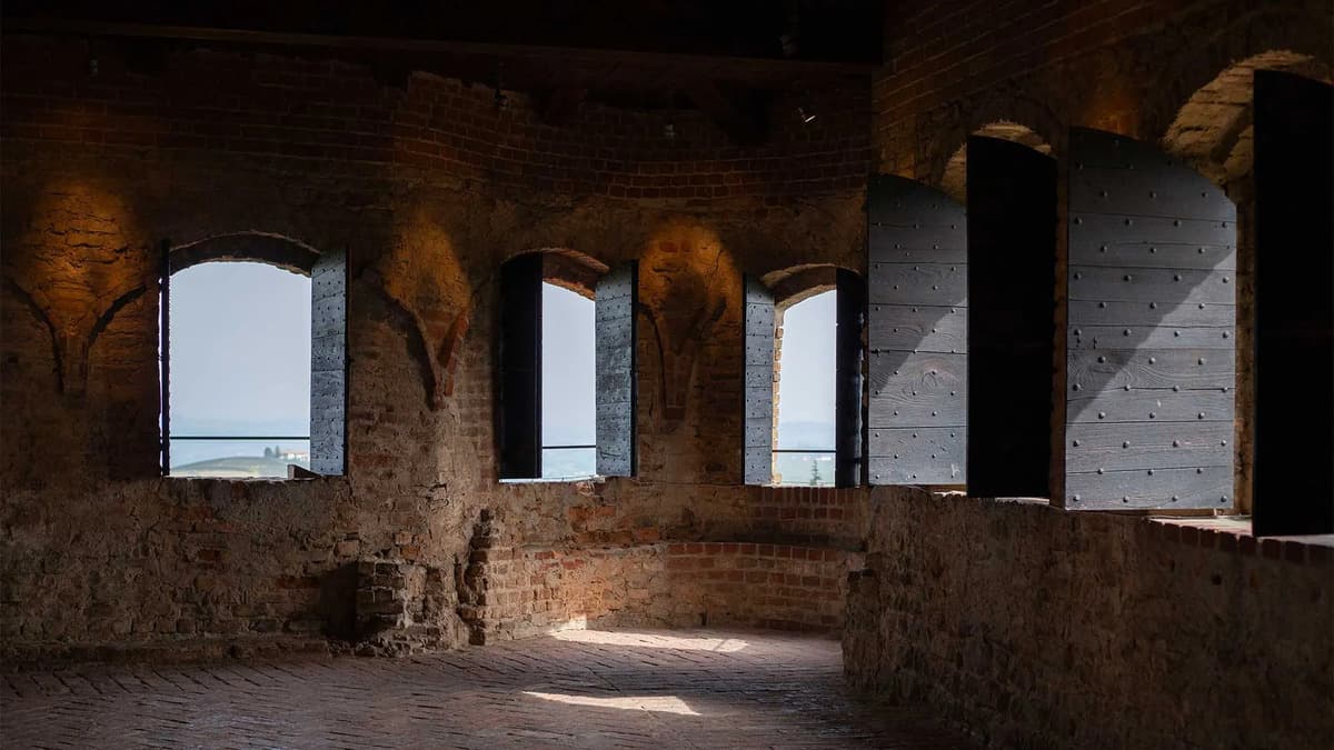 "Castello Segreto" torna a Serralunga d'Alba: il 22 agosto visita speciale tra torri, cantine e tramonto sulle Langhe   