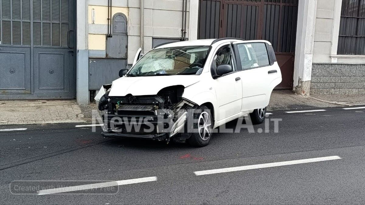 Biella, auto finisce contro il palo della luce: soccorsa una donna FOTO