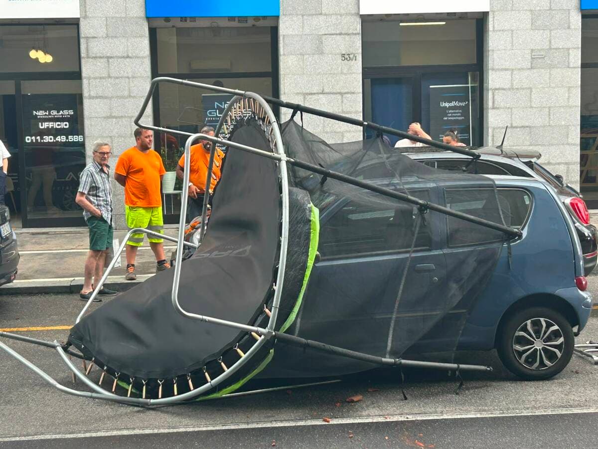 Surreale in Borgo Filadelfia, il maltempo fa abbattere un trampolino elastico su un’auto di passaggio