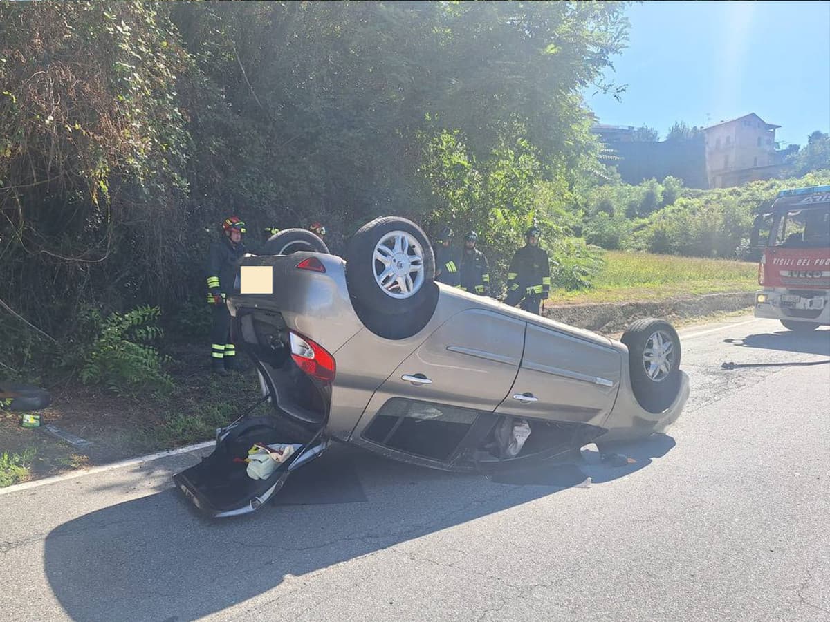 Lessona, si ribalta con l’auto in via Cesone: conducente soccorsa, strada chiusa FOTO