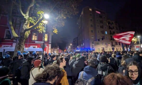 Presidio davanti all’Askatasuna: nel pomeriggio momenti di tensione con la polizia che aziona gli idranti