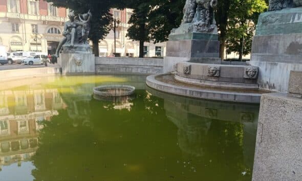 La fontana di piazza Solferino è spenta dal 2023: una vetrina un po’ sporca e melmosa per Torino