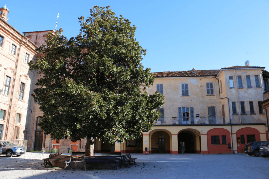 Bra, riapre a tempo pieno il parcheggio nel cortile delle scuole “Maschili”