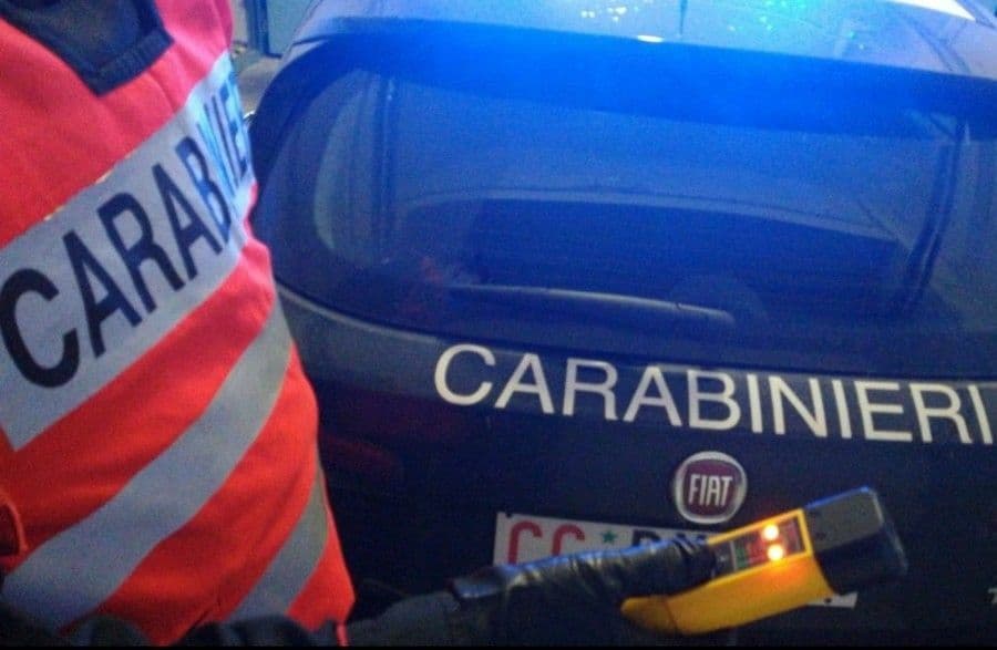Fermato per un controllo, conducente fugge a piedi ma viene fermato dai Carabinieri