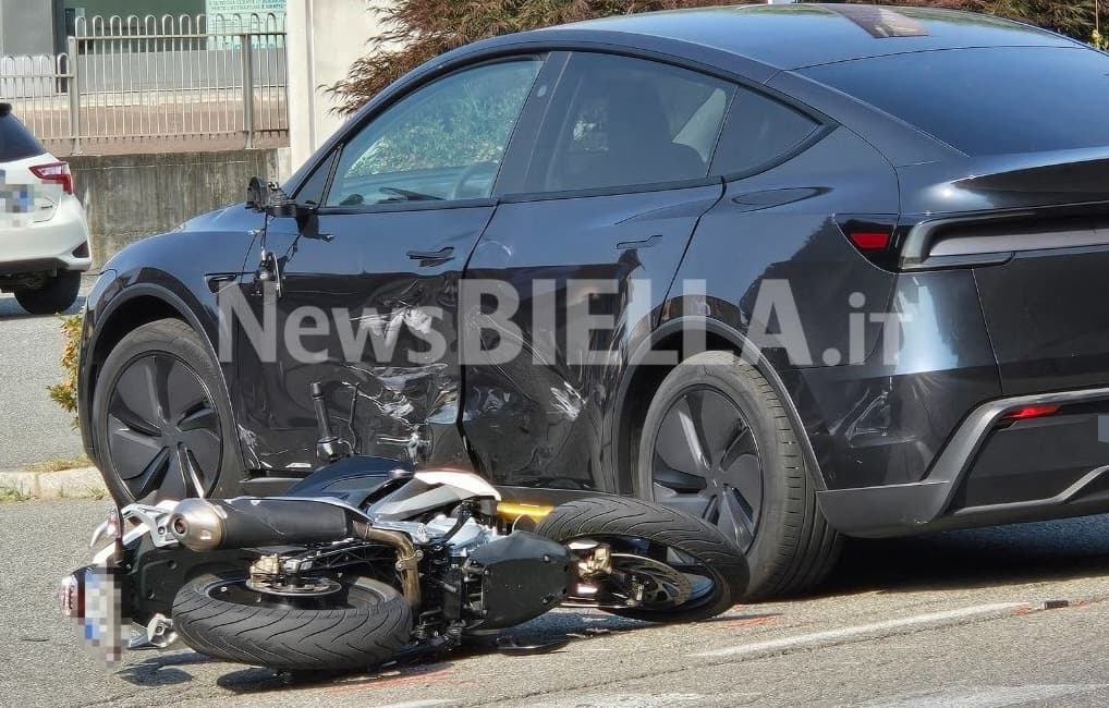 Biella, scontro auto-moto in via Milano: soccorso un uomo a terra FOTO