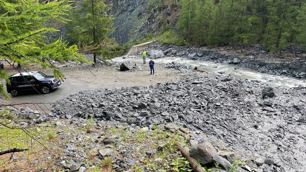 Paura in Alta Val Susa: il temporale causa una frana, 30 auto ferme in Valle Argentera