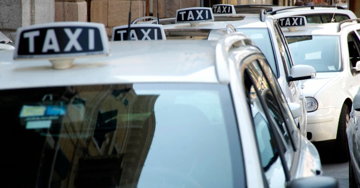 Prezzi dei carburanti in aumento, protesta di taxi e Ncc a Roma: presidio al ministero dei Trasporti, possibile sciopero