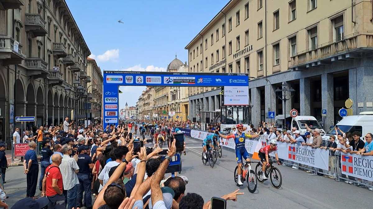 CICLISMO / Jonathan Milan arriva davanti a tutti al traguardo di Cuneo e si laurea campione d'Italia [FOTO e VIDEO]