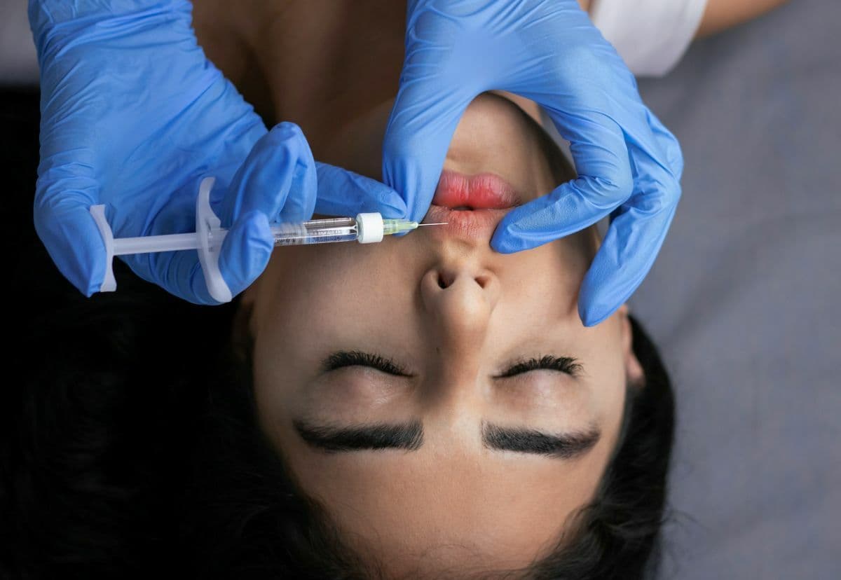Photoaging e perdita di volumi post-estate: le strategie di medicina estetica per ripristinare il turgore del viso