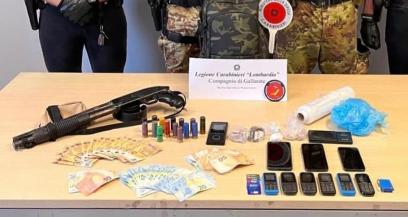 Dal nord ovest. Blitz contro lo spaccio nei boschi di Vergiate: un arresto e una denuncia. Bloccato un pusher armato di fucile a pompa
