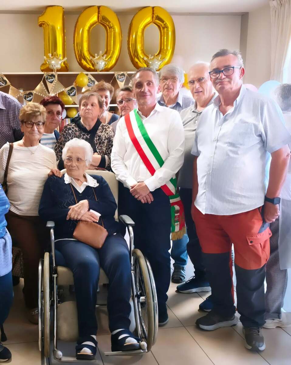 Un compleanno speciale a Mondovì: 100 anni per la signora Anna Maria e un mazzo di fiori da parte del Comune