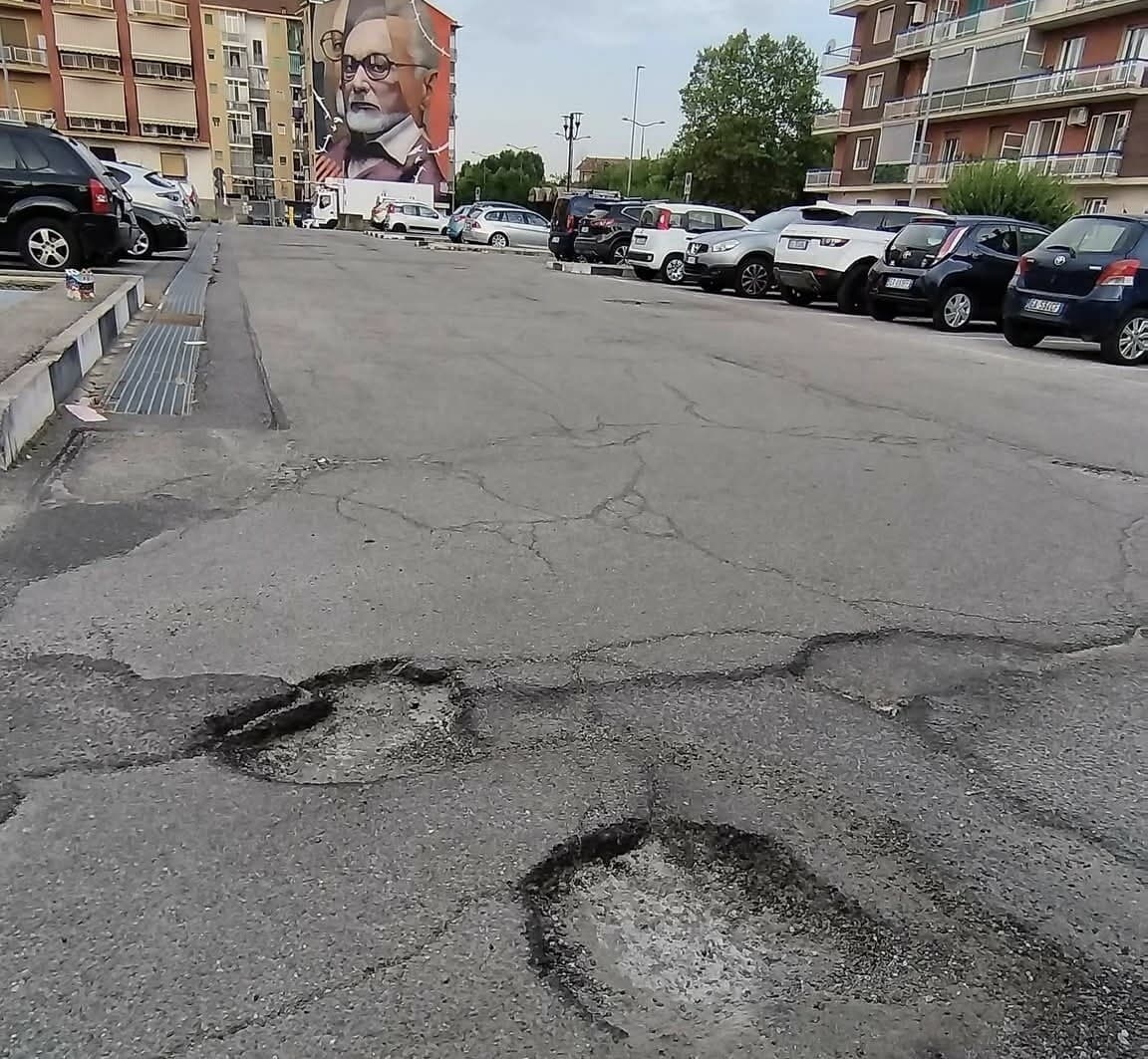 Buche e strada dissestata in via Ponchielli a Nichelino. La rabbia dei residenti: "Indecente"