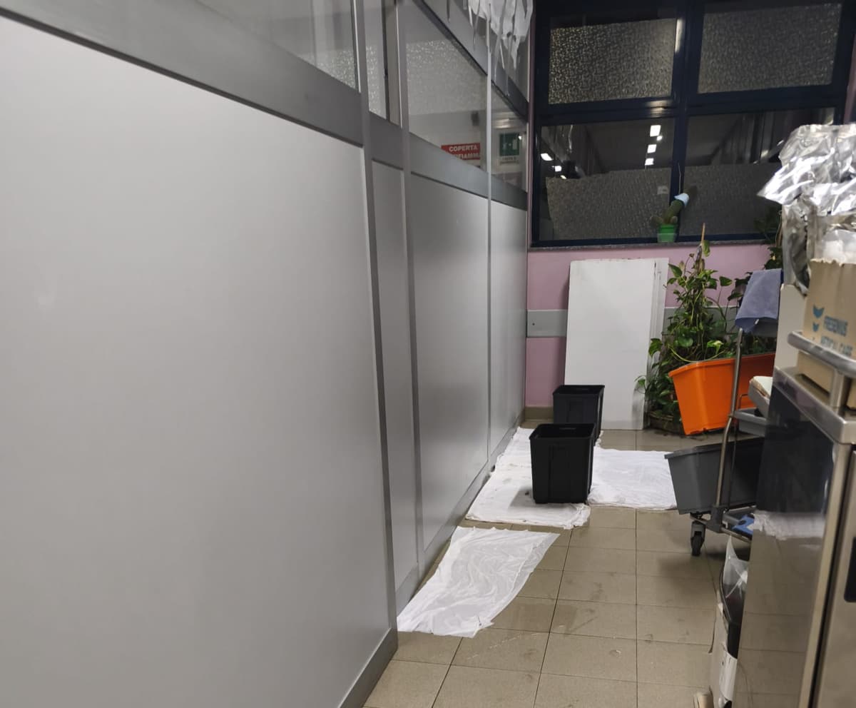 Servizi al buio, pavimenti sconnessi, reparti allagati e barriere architettoniche: il degrado delle strutture sanitarie dell'Asl To4