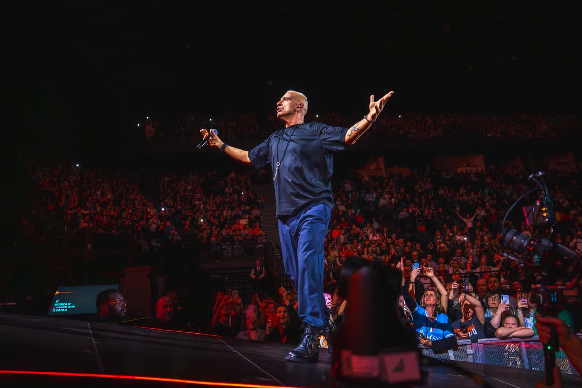 Eros Ramazzotti, il concerto per i 30 anni di "Dove c'è musica" all'Allianz Stadium