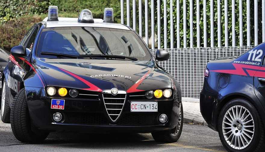 Disturba e insulta passanti e negozianti, fermato dai carabinieri di Moncalieri