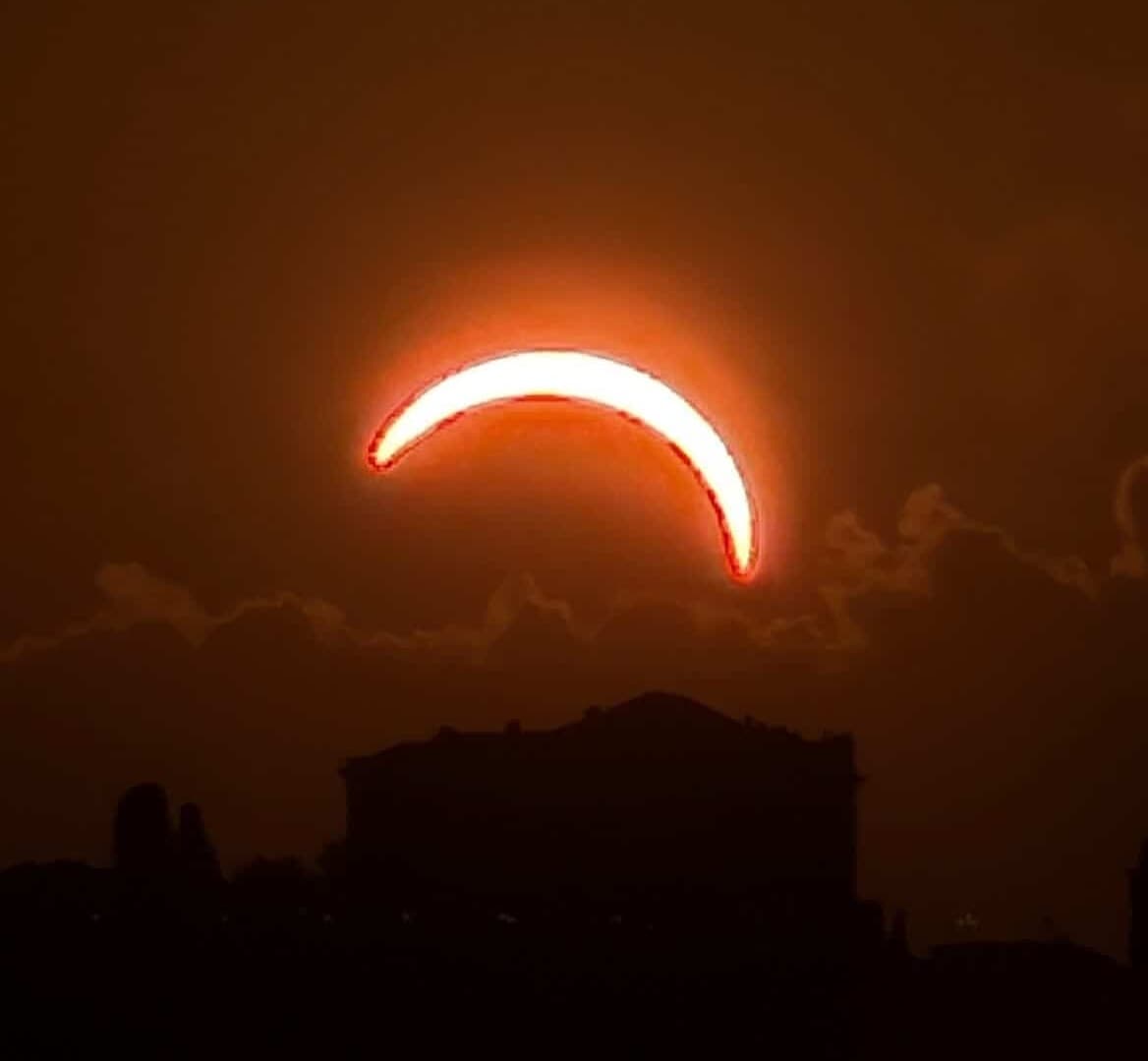 Il sole si fa a falce: spettacolo al tramonto tra Barbaresco e Guarene