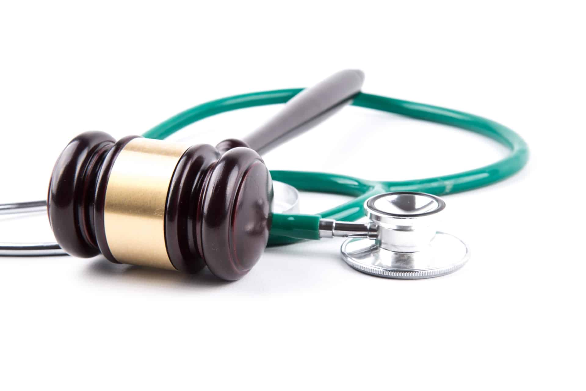 Si finse medico con titoli falsi ma aveva solo la terza media: condannata a tre anni una 59enne torinese