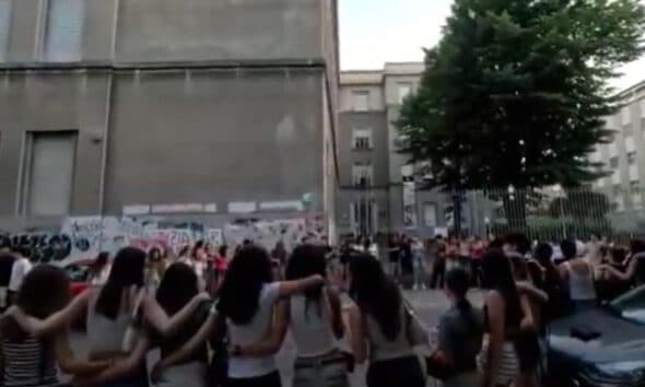 I maturandi del GalFer di Torino cantano in coro Notte prima degli esami davanti a scuola