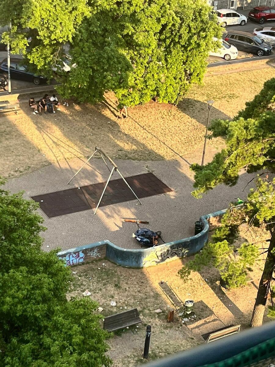 Via Monastir, sradicato il cestello dell’altalena nel parco