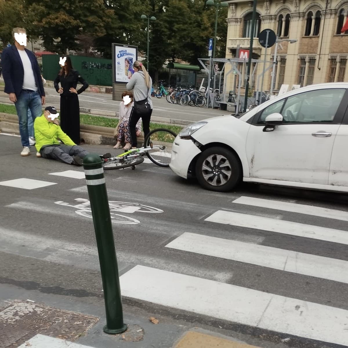 Incidente in piazza Rivoli, scontro tra un’auto e una bici 