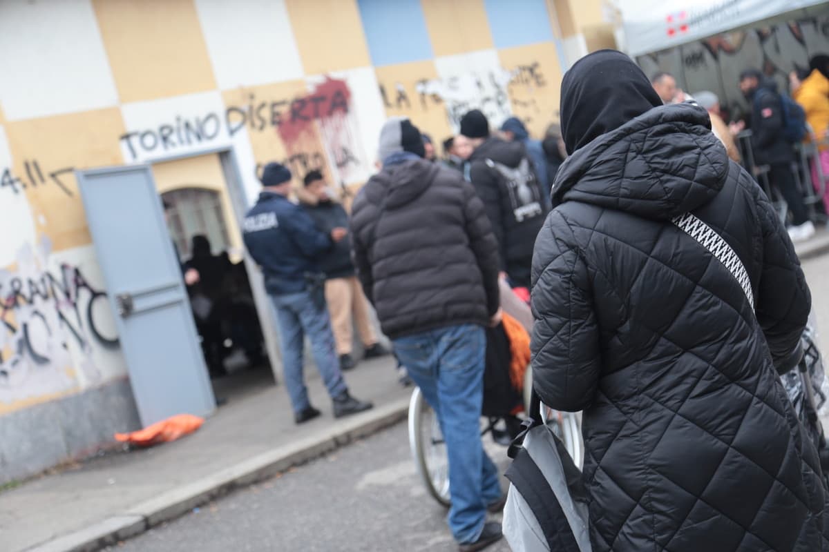 Permessi di soggiorno, a Torino migranti sotto il sole estivo per ore: lunedì presidio
