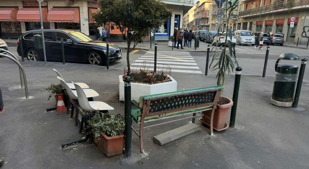 Panchine e sedie abusive? La Circoscrizione le fa rimuovere: "Installiamo arredi regolari"