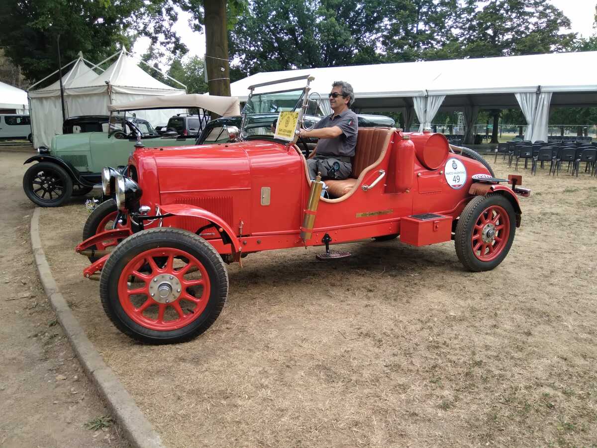 Piazza d'Armi, dal punto verde la sfilata delle auto storiche verso il centro città [FOTO]