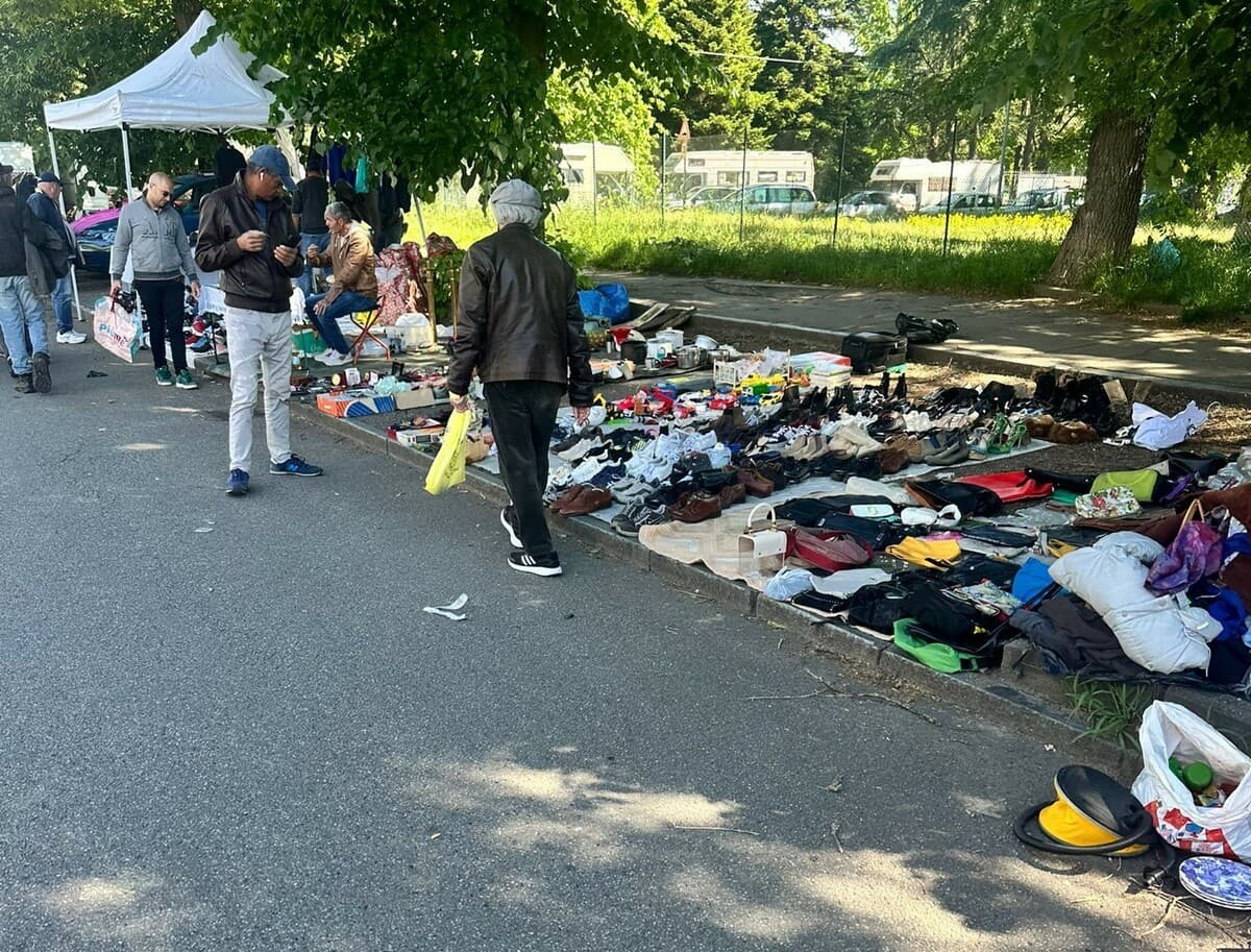 Barattolo, il mercato abusivo continua. Il Comune si difende: "Troppa gente per intervenire da soli" 