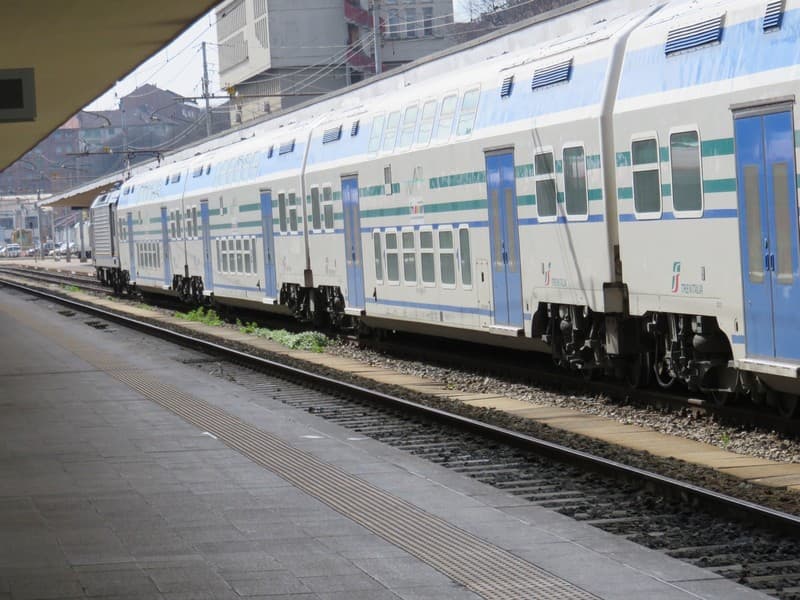Cadavere trovato lungo la ferrovia tra Vercelli e Novara, circolazione dei treni bloccata
