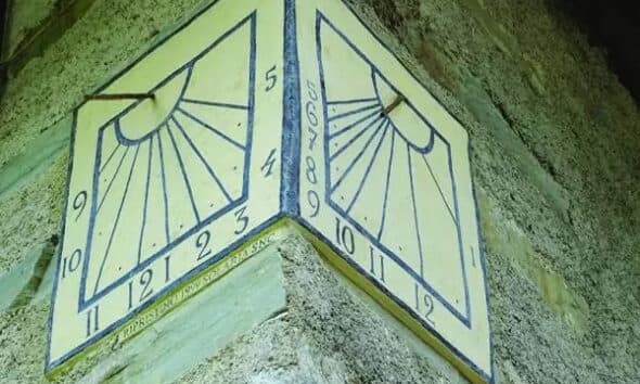 A due ore da Torino c’è un paese dove il tempo si legge sui muri