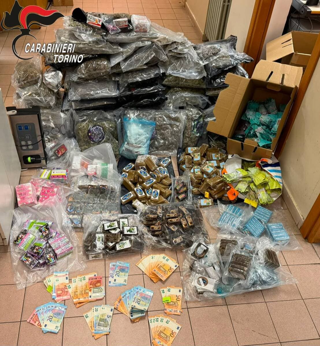 Hashish, marijuana ed e-cig al Thc: maxi sequestro in un appartamento vicino alla Gran Madre
