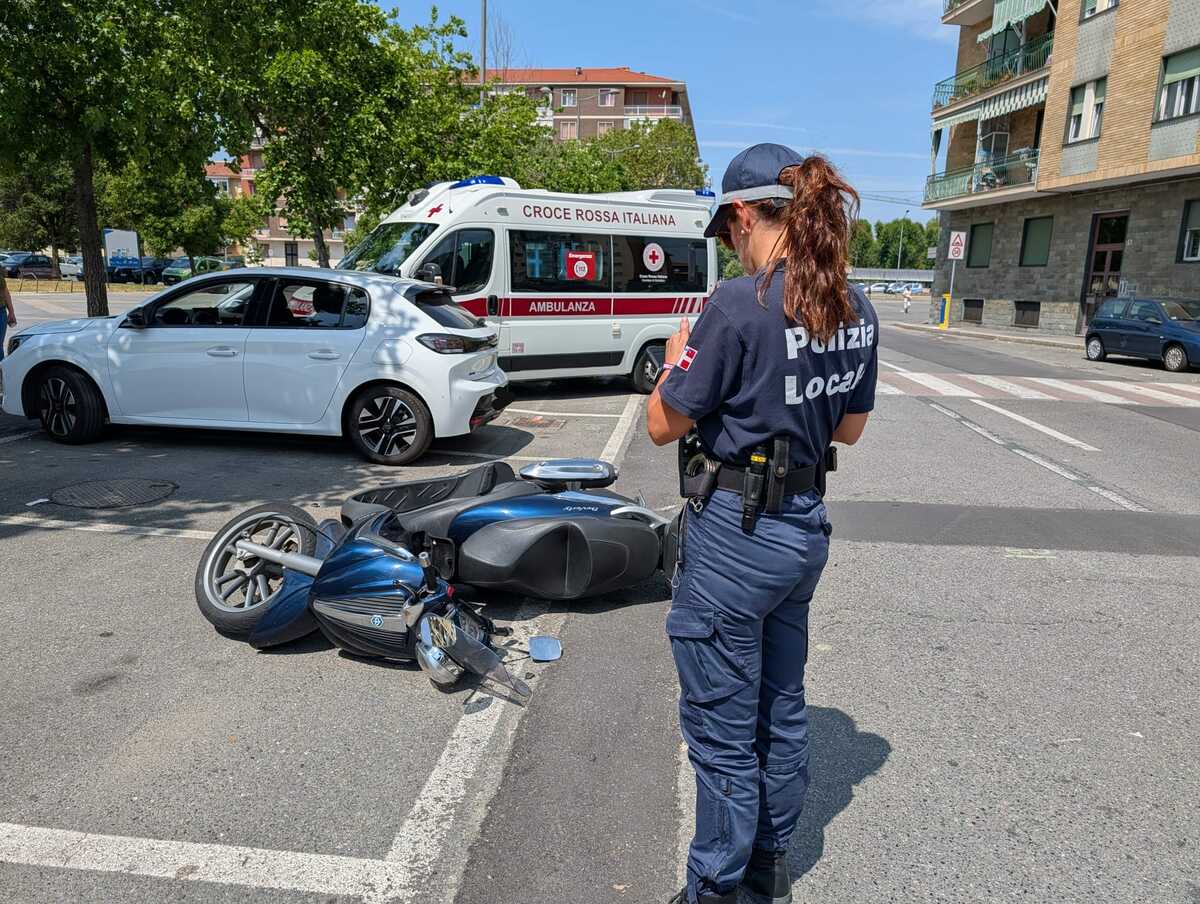 Brutto incidente tra auto e scooter, momenti di paura a Nichelino