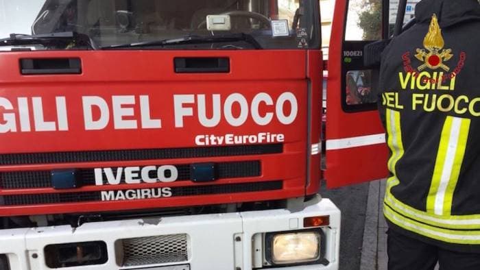 Fiamme al quinto piano di un condominio a Torino, due ustionati trasportati in ospedale