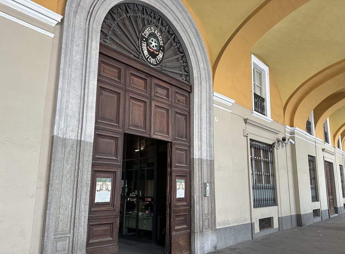  Violenza sessuale sulla vicina di casa, a processo un settantenne: "Aiutami, mi sta violentando"